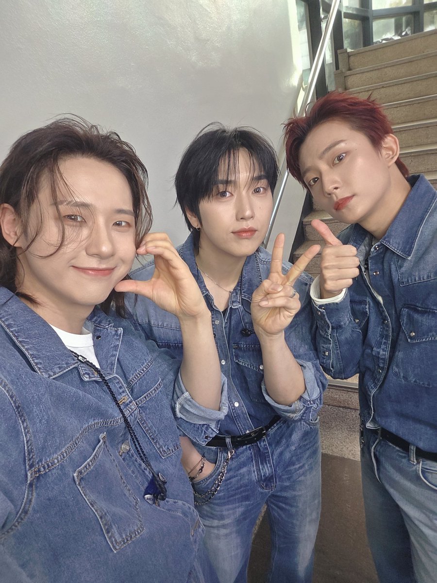 막방 축하축하!!
바나들이 응원해준 덕분에 너무너무 행복한 시간이었어요!!
이제 시작이니까 바나들 잘 따라와야해요!!ㅎㅎ
안내면 진거 가위바위보~~~!!!!!😍😍😍

-by. B1A4