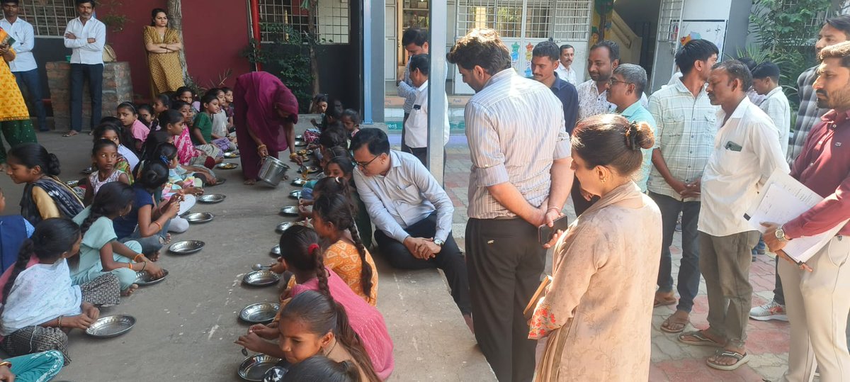 આજરોજ ચુડા તાલુકાના નવી મોરવાડ ગામ સ્થિત પ્રાથમિક શાળાની મુલાકાત લઈ વિદ્યાર્થીઓને આપવામાં આવતા મધ્યાન ભોજનની ચકાસણી કરી વિદ્યાર્થીઓને ગુણવત્તાયુક્ત તથા પૌષ્ટિક ખોરાક અને સ્વચ્છતા જળવાઈ રહે તે માટે સંબંધિત સ્ટાફને જરૂરી માર્ગદર્શન કર્યું.