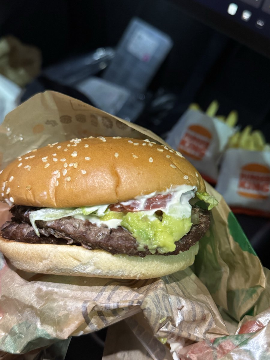 夜アボカド童と特典ポテト

2日連続１食食べた後にバーガーが続いてる…