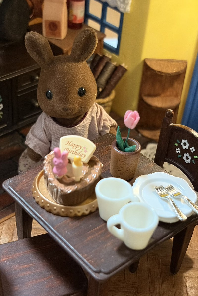 お祝いしましょう♡
(こばちの誕生日なんです🤭🎈)
#誕生日
#シルバニアファミリー