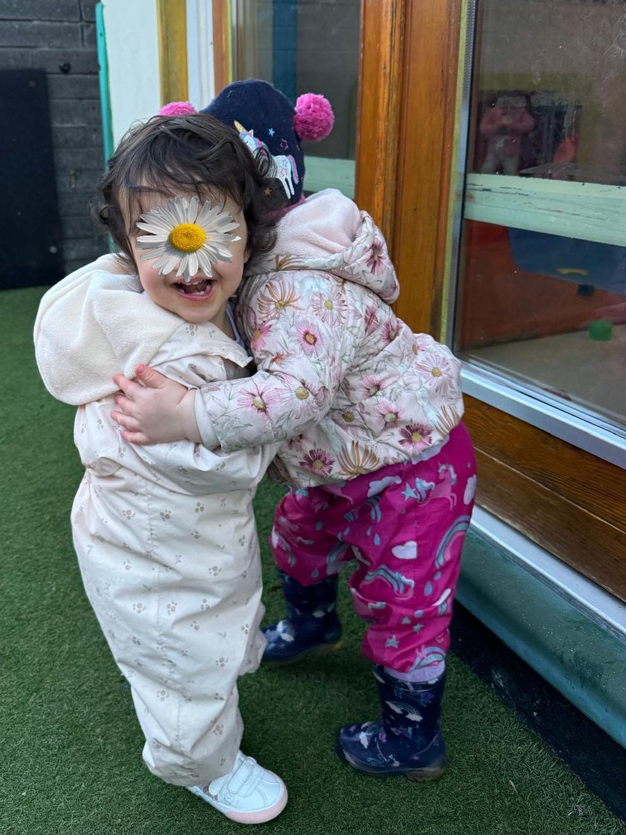 daisychaindub's tweet image. 𝐒𝐭𝐞𝐩𝐚𝐬𝐢𝐝𝐞 𝐂𝐞𝐧𝐭𝐫𝐞: Our toddlers soaked up the warm weather today, little arms wrapped around each other, big smiles, and that pure, gentle kindness they share so naturally. 

The perfect start to the weekend #hugs #daisychaincare #childcaredublin #daisychaindub