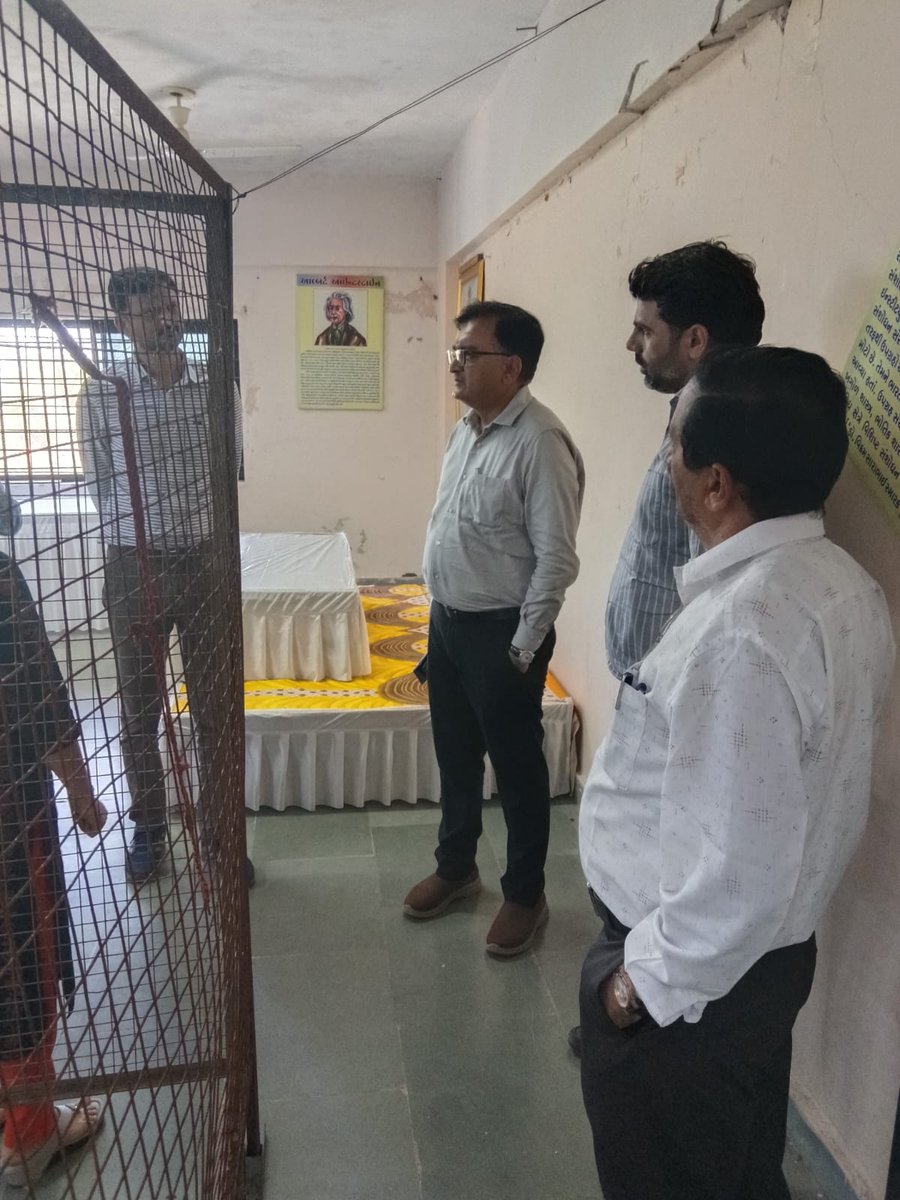 ચુડા તાલુકાના ગોખરવાડા ગામ સ્થિત મોર્ડન સ્કૂલ ખાતે સ્ટ્રોંગ રૂમ, ડિસ્પેચિંગ-રીસિવિંગ સેન્ટર તેમજ મતગણતરી કેન્દ્રની મુલાકાત લેવામાં આવી. સ્થળ પરની વ્યવસ્થાની સમીક્ષા કરી સમગ્ર પ્રક્રિયા સુચારૂ, નિષ્પક્ષ અને પારદર્શક રીતે સંપન્ન થાય તે માટે સંબંધિત અધિકારીઓને જરૂરી સૂચનાઓ આપી.