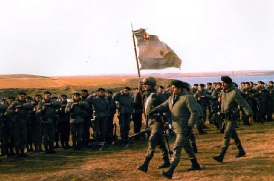 📷 #FotoConHistoria 📚
Hace 44 años, el 24 de abril de 1982, continuaban las formaciones para la jura de la bandera de las tropas desplegadas en Malvinas, en este caso los soldados conscriptos clase 1963 del Regimiento de Infantería 25 del Ejército Argentino.

#Malvinas44 🇦🇷