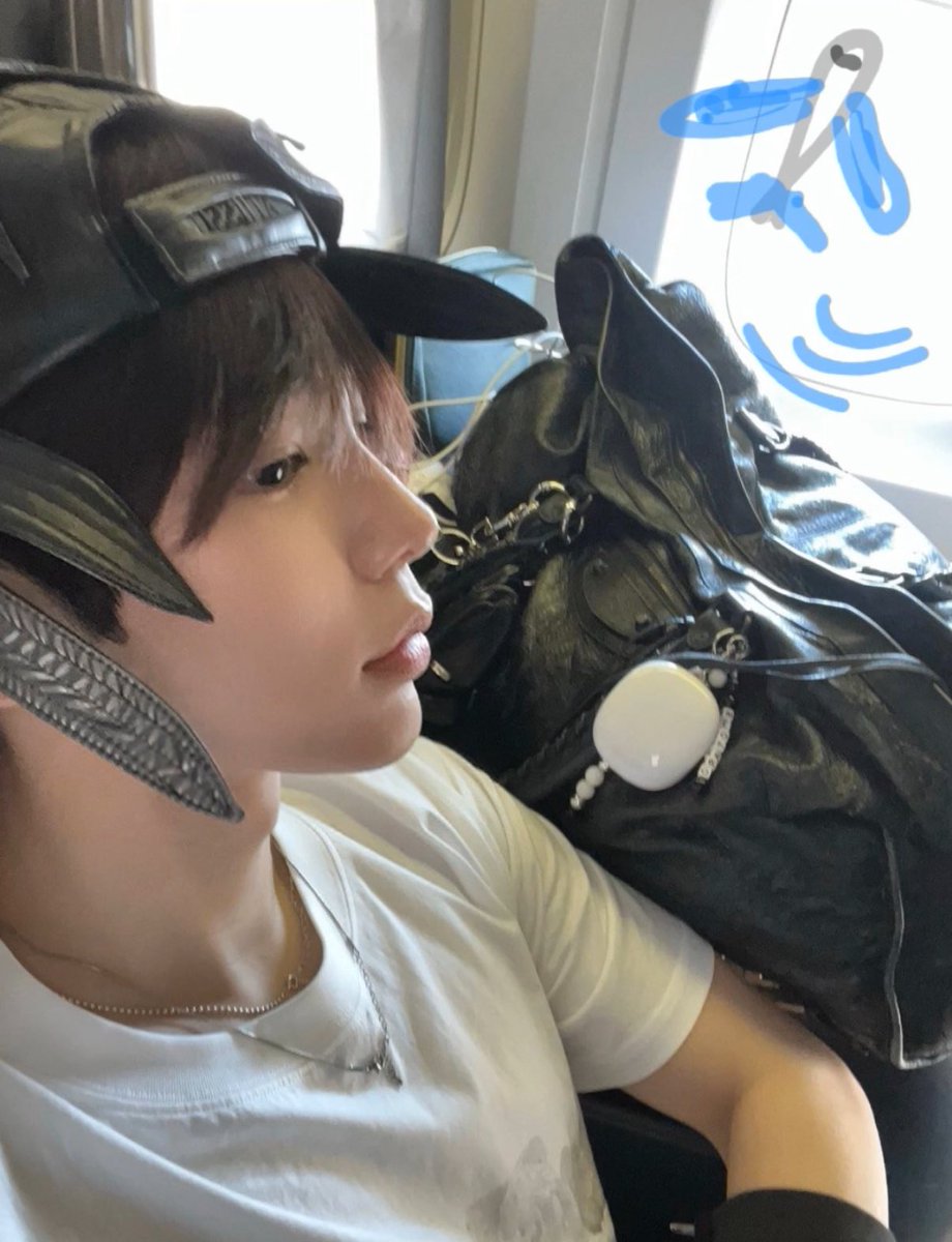ririring_1125's tweet photo. 오늘 성심당가서 쇼타로발만한 명란바게트를 삿다는걸깨닫고 조금 퐝당스러워짐 .. 이렇게생긴사람 발이 이만하다고..?;; 왜요?;;;; https://t.co/heVyV5WBrQ