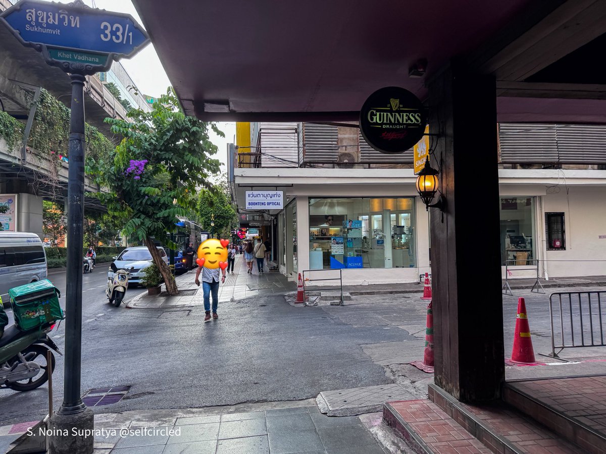 แนะนำร้านแว่นตากทม.ในดวงใจที่ใช้บริการมาหลายปี คือสบายใจกับที่นี่มากเพราะไม่ยัดเยียดไม่อัปเซลอะไรเลย 555 วัดสายตาก็ไม่คิด เวลาเอาแว่นที่มีปัญหาเล็กๆ น้อยๆ เปลี่ยนน็อต ขาหลุด ไรงี้ก็ไม่คิด ตัดแว่นก็คิดแต่ค่าเลนส์แล้วยังลดให้อีก กลุ้มใจมาก กลัวเค้าเจ๊งเลยจะขอฝากร้านกะทุกคนด้วย(ต่อ)