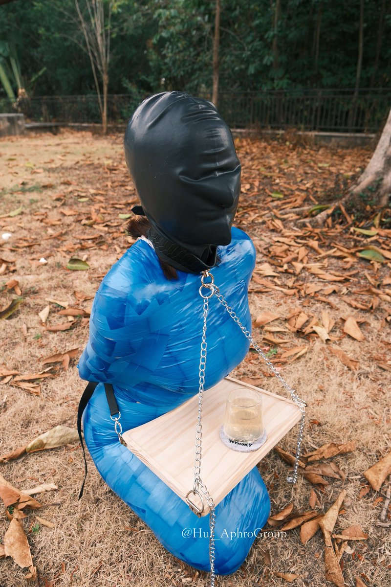 此时我的脚和腿部由于姿势的原因，已经格外酸疼了，但为了记录下这一刻，还是坚持着维持好桌板上的茶杯平衡，当我看到成片后，当时的不适瞬间烟消云散了。