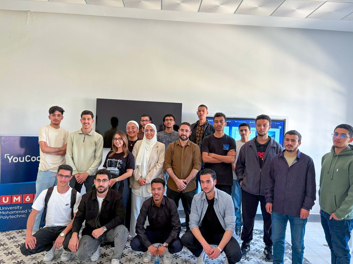YouCode18's tweet image. ✨ Tech Talk @ YouCode Nador  Session inspirante avec Oumayma Essarhi autour de l’IA et Data.
Un moment riche en échange et apprentissage 💙🚀
#YouCode #TechTalk #AI #Data