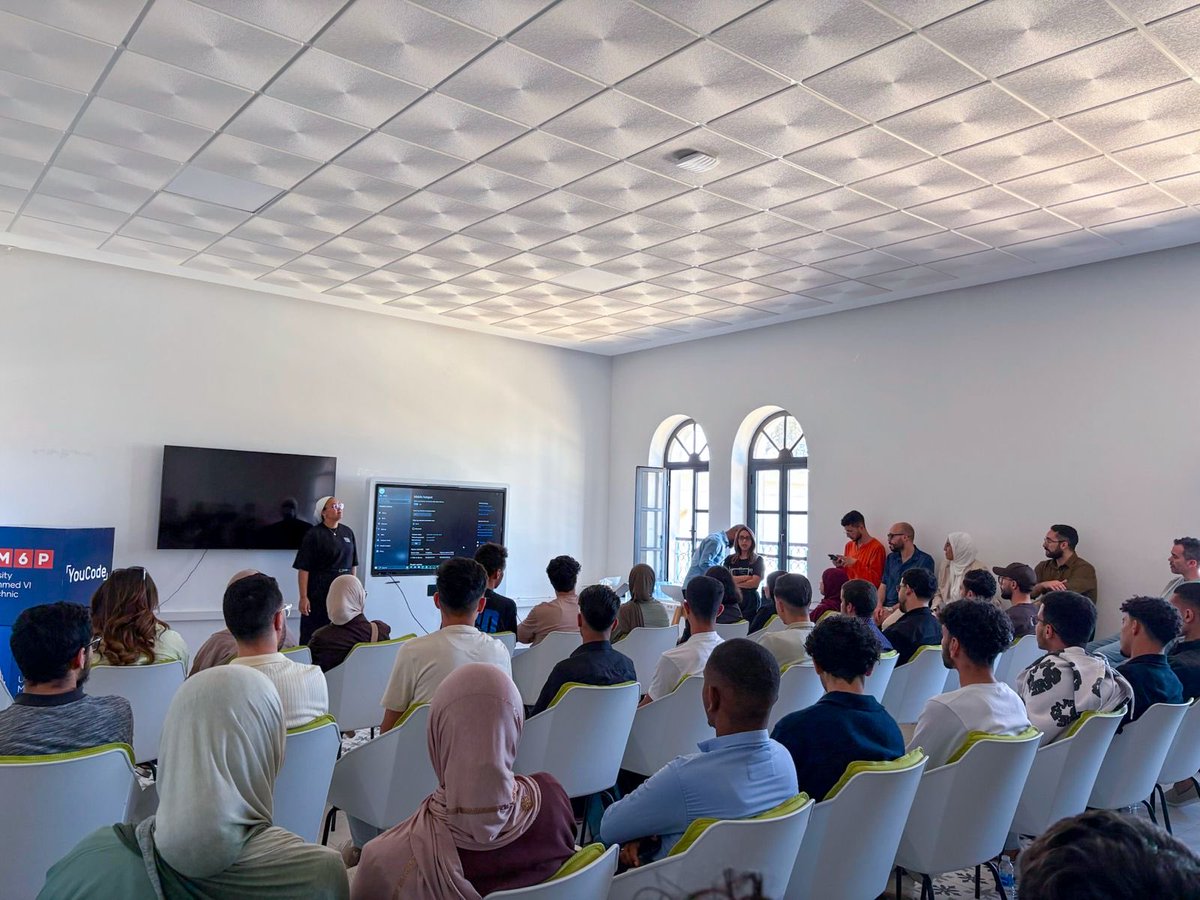 YouCode18's tweet image. ✨ Tech Talk @ YouCode Nador  Session inspirante avec Oumayma Essarhi autour de l’IA et Data.
Un moment riche en échange et apprentissage 💙🚀
#YouCode #TechTalk #AI #Data