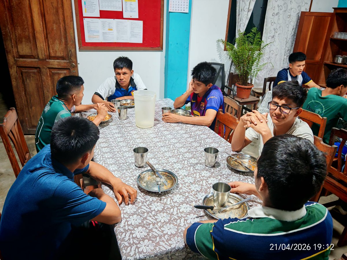 CaritasDCR's tweet photo. 50 jóvenes indígenas de la Amazonía peruana acceden a educación superior gracias a la Residencia Hermano Policarpo.
Alimentación, alojamiento, apoyo académico y acompañamiento integral. Futuro.

Educar es transformar comunidades. #EducaciónParaElDesarrollo #Cáritas https://t.co/VgB8izRCpe