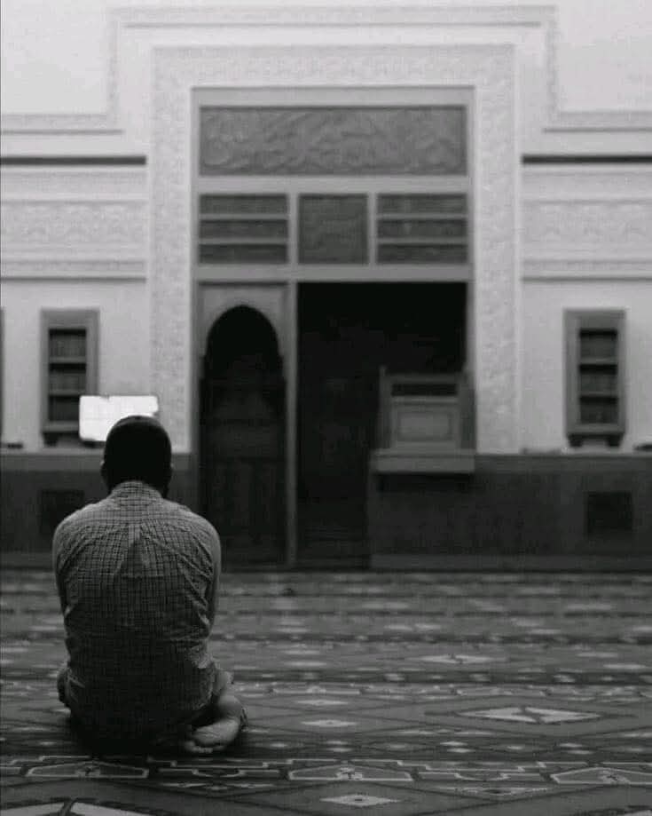 "يَبْلُغُ طولَ الطَّرِيقَ الْمُؤَدِّي إلَى السَّعَادَةِ .. طُول ذِرَاعَيْك فَقَطْ .. حِينَمَا تَرْتَفِع لِخَالِقِهَا,"] 

____________
#يخبرني_الصباح
#حروف_وقهوة
#رباب_الكلم 
#زبرجد_حرف