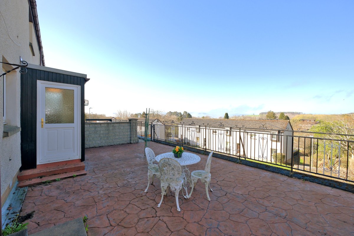 For sale | This 2-bedroom, end-terraced dwellinghouse is situated in a secluded area of Peterculter and features a roof garden to the rear.

📍  186 Johnston Gardens North, Peterculter
📞 01224 626100
🔗 bit.ly/stron-186-john…