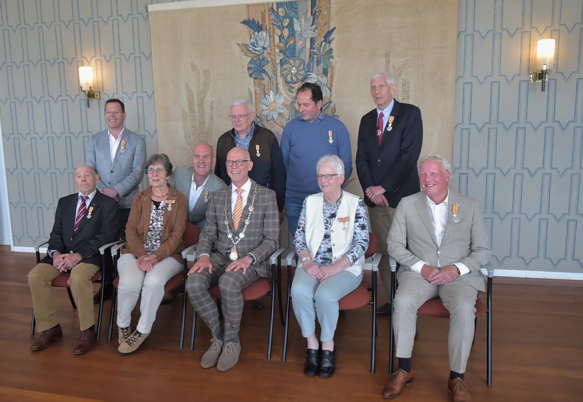 gertbudding's tweet photo. Burgemeester Marcel Fränkel decoreert negen inwoners met lintje. Renkumer Richard Veldt dolt met burgemeester. zie: https://t.co/aFc5R1NdIp @gemeentearnhem @gemeentearnhem @deRijnenVeluwe @lintjes @SCWilhelmina23 @dolleinstuivers @renkumleeft https://t.co/1UGUSIK6r7