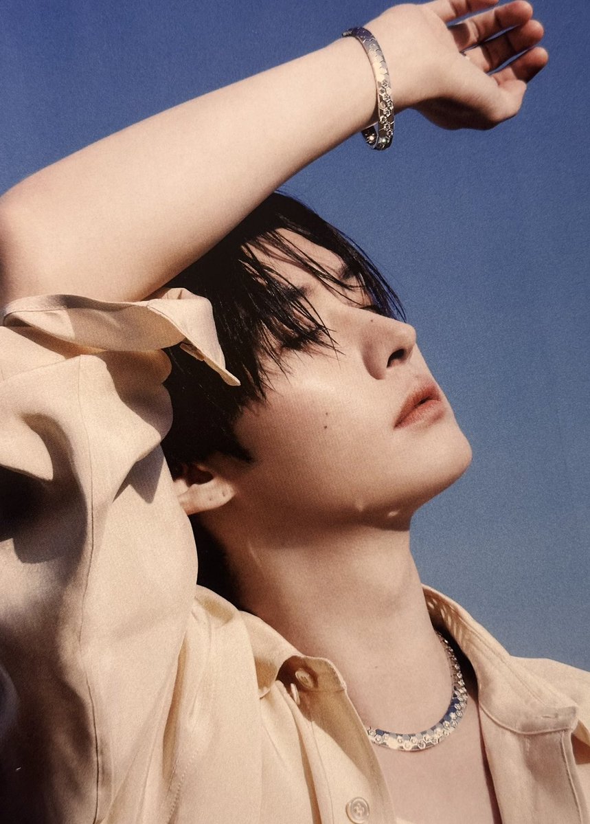 LEE KNOW HOTTEST THAN THE SUN