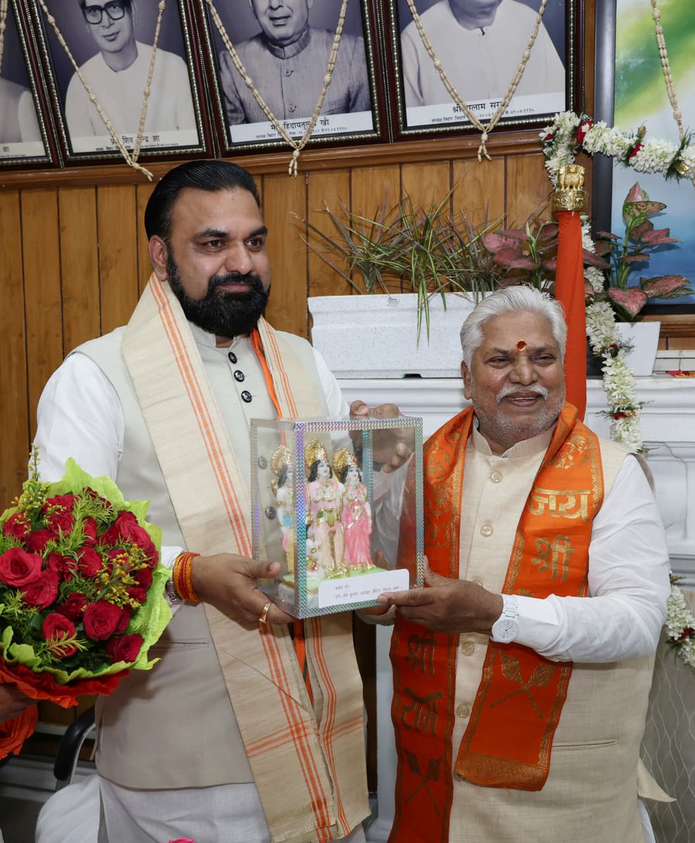 timesofindia's tweet photo. Bihar CM #SamratChaudhary, along with #NDA MLAs, flashes victory sign upon arrival during the #BiharAssembly floor test of the NDA led government, in #Patna https://t.co/y4r7tibZcx