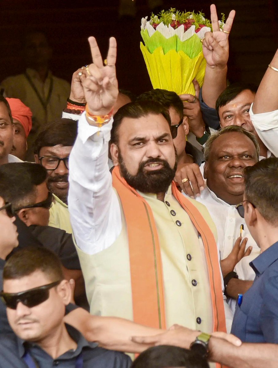 timesofindia's tweet photo. Bihar CM #SamratChaudhary, along with #NDA MLAs, flashes victory sign upon arrival during the #BiharAssembly floor test of the NDA led government, in #Patna https://t.co/y4r7tibZcx