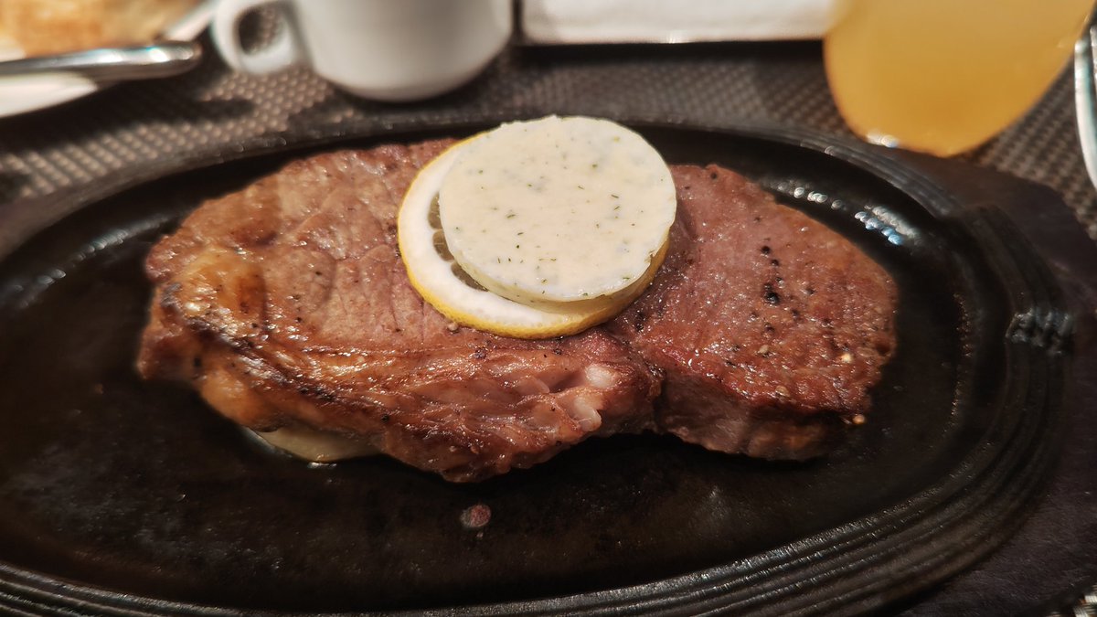 isaisa_oo's tweet photo. 推しメンの誕生日なので
美味しいお肉を食べに来ました🥩 https://t.co/5jhUtXYmCX