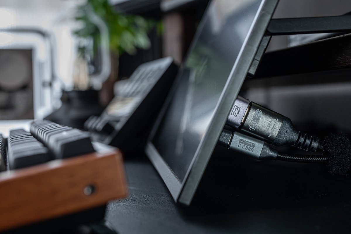 XxCode_BlackxX's tweet image. 最近よく聞かれるモバイルモニターの設置方法💻✨
本体にアームがついているのでそれをデスクシェルフに
ただそのままだと安定しないので、自作のウエイトを追加で設置してます！
配線はL字変換で正面から見えないようにしています
#desksetup