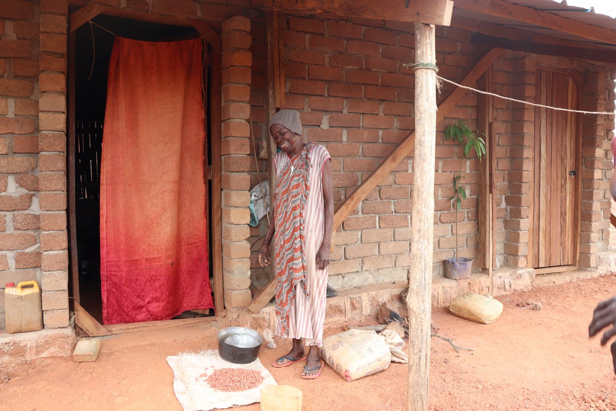 unmissmedia's tweet image. “I feel like I’m home.” Karmella Ukul Linga and 1000 other displaced families have ended their decade-long search for safety after securing homes at a new settlement established by #UNMISS, #UNMAS, #IOM and partners in Khor Malang, near Wau town, #SouthSudan 🇸🇸.
Read more: