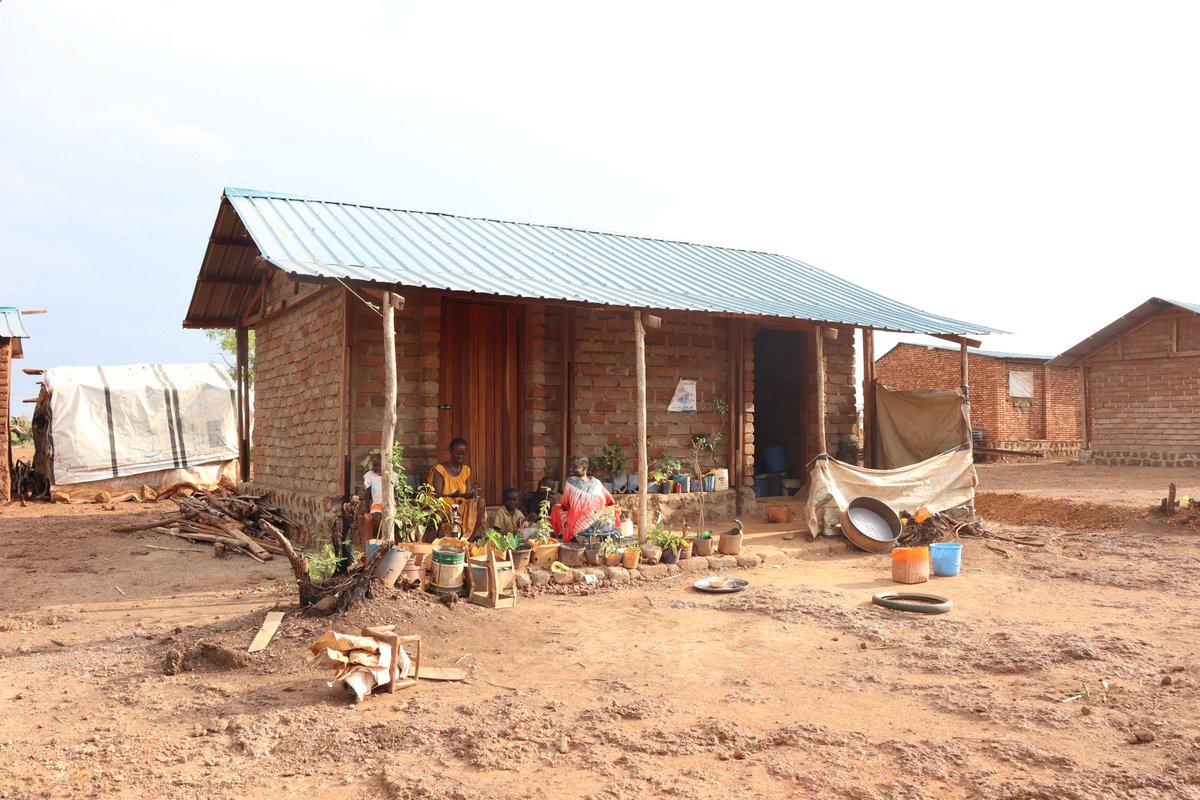 unmissmedia's tweet image. “I feel like I’m home.” Karmella Ukul Linga and 1000 other displaced families have ended their decade-long search for safety after securing homes at a new settlement established by #UNMISS, #UNMAS, #IOM and partners in Khor Malang, near Wau town, #SouthSudan 🇸🇸.
Read more: