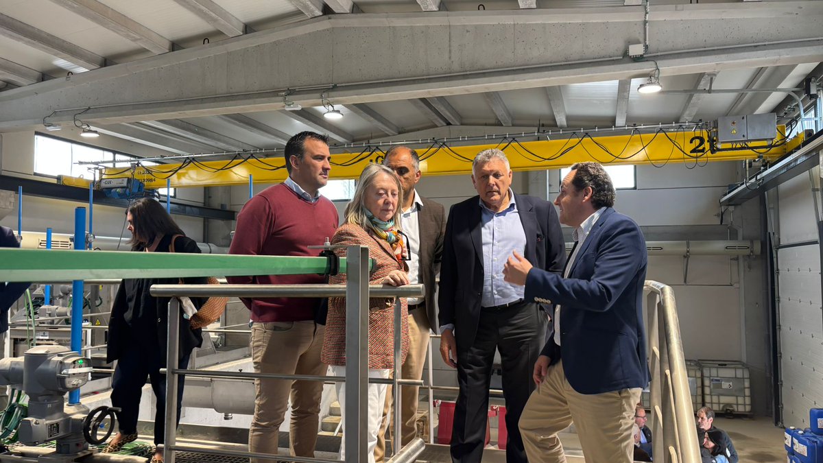 AcuaEsSA's tweet photo. Hoy se ha formalizado la cesión al Concello de Sanxenxo para la explotación del emisario de Montalvo y la estación de bombeo de aguas residuales del Puerto de Sanxenxo.

Estas infraestructuras forman parte de un ambicioso conjunto de actuaciones en Sanxenxo y Poio para mejorar la calidad de las aguas de la ría de Pontevedra, con una inversión global de 24 millones

El nuevo emisario submarino de Montalvo cuenta con 1.304 m de longitud y 630 mm de diámetro, diseñado para el caudal máximo de la depuradora de Paxariñas (557 l/s)

La estación de bombeo del Puerto de Sanxenxo incrementa su capacidad hasta los 200 l/s.

Además, se han visitado otros proyectos clave: depuradora de Paxariñas, colectores de Raxó, Areas y Avda. de León y bombeos de O Espiñeiro, Areas y Raxó.

Financiado por fondos FEDER y los Concellos

#Sanxenxo #Poio #RíaDePontevedra

@mitecogob @FondosUE_Esp