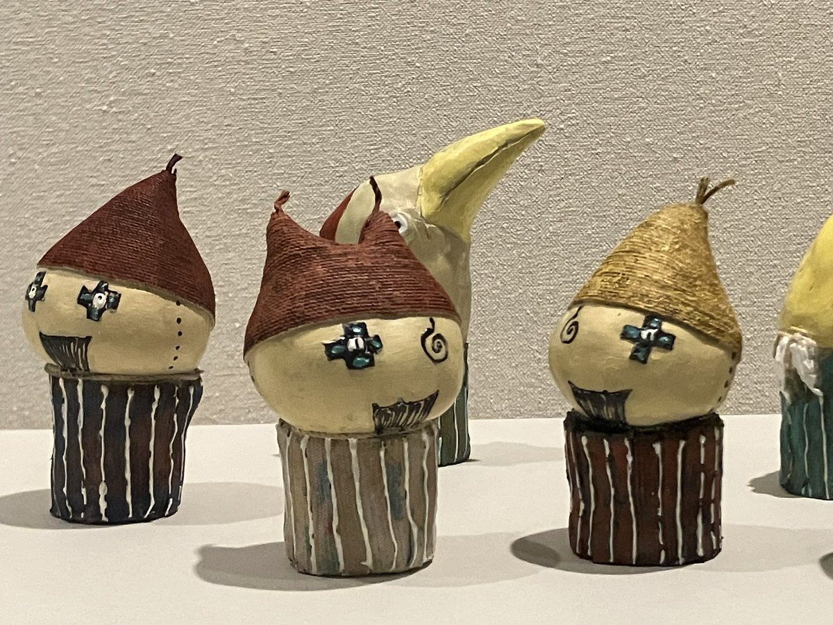 中村屋サロンでは、「アーティストリレー第7回 美齊津匠一（みさいづしょういち）展」が開催中。
　　　　　　　　　 私たちの日常にあるものを、複雑で分厚い絵肌とコラージュで表現しています。

展示室の一角には妖精のようなキャラクターがいて、和やかな気持ちになりました。

5月24日まで。(及)