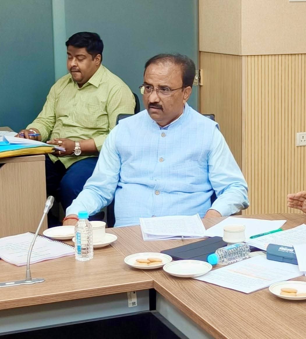 mukeshsharma__'s tweet photo. आज विधान परिषद में याचिका समिति की बैठक मा० सभापति श्री अशोक अग्रवाल जी की अध्यक्षता में संपन्न हुई। बैठक के दौरान नगर विकास विभाग से संबंधित विभिन्न प्रकरणों की गहन समीक्षा कर उनका निस्तारण किया गया तथा संबंधित अधिकारियों को आवश्यक दिशा-निर्देश प्रदान किए गए। https://t.co/RVB2ij2FXS