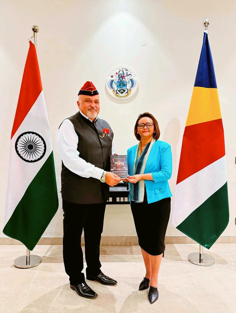 Honoured to meet the High Commissioner of Seychelles to India today.

Presented my book “A Fauji in Foreign Affairs” and had a meaningful exchange on strengthening India–Seychelles ties in the Indian Ocean region.

#MayankSays #Diplomacy #IndiaSeychelles #RannNeeti <a href="/MEAIndia/">Randhir Jaiswal</a>