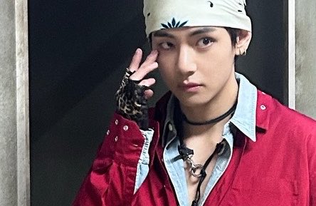 obsessed with his leopard hand gloves