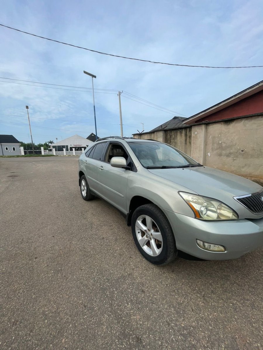 Fourwheelsautos's tweet image. ₦9M takes this home 🔥

Lexus RX330
Belgium grade 🇧🇪
First body ✅

Everything works perfectly — no stories.

Smooth ride, solid engine and ready to go.

📍 Benin City

Can’t make it to Benin?
Nationwide delivery available 🚚🇳🇬

DM on WhatsApp 👉 wa.me/9153529778

#Lexus