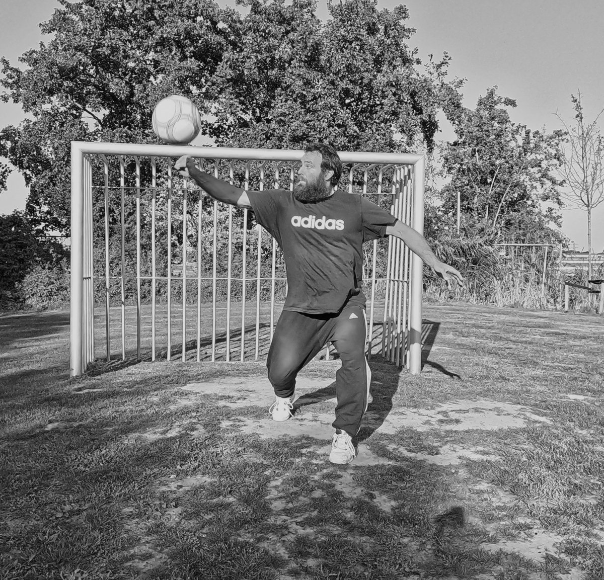 JefKPhotography's tweet image. Goalkeeper training. Black and white photo.

Warning: it's better to wear goalkeeper gloves

#goalkeeping #goalkeeper #training #football #soccer #sport #sports #action #photo #photos #picture #pictures #photography #image #blackandwhite #Jef #Jeff