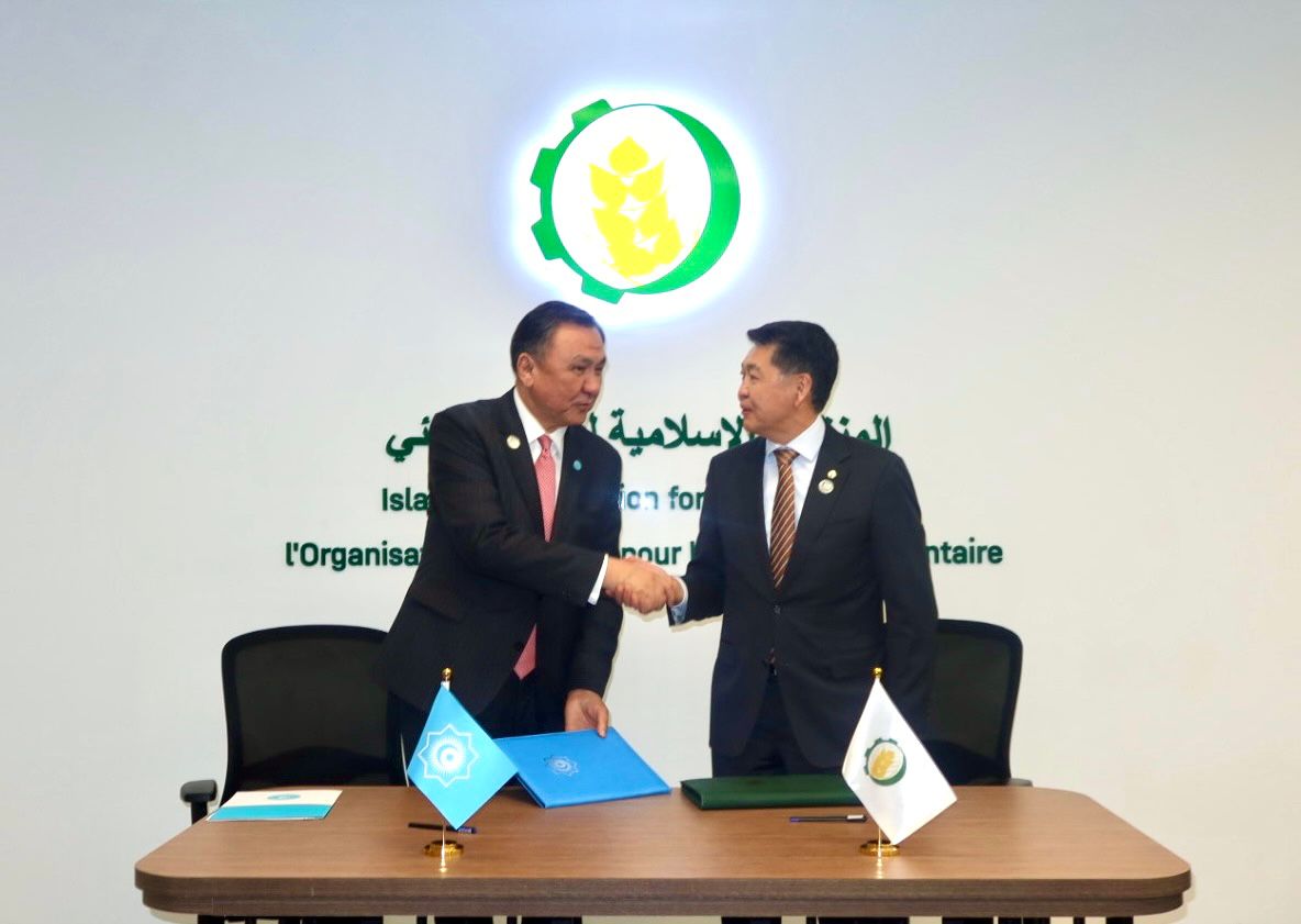 Turkic_States's tweet photo. In the framework of the 2nd Meeting of Ministers of Environment and Ecology of the OTS H.E. Amb. @KubanOmurali, Secretary General of the #OTS and H.E. Amb. Berik Aryn, Director General of the Islamic Organization for Food Security (@IOFS_Official), signed a Memorandum of Understanding (#MoU) on 24 April 2026 at the IOFS Headquarters in #Astana, #Kazakhstan.
The MoU includes collaboration in key areas such as sustainable agricultural and rural development, food security and food safety, biotechnology and the sustainable use of land and water resources.

🇦🇿Türk Dövlətləri Təşkilatının (TDT) Ətraf Mühit və Ekologiya nazirlərinin 2-ci iclası çərçivəsində, TDT baş katibi Kubanıçbek Ömüraliyev ilə İslam Ərzaq Təhlükəsizliyi Təşkilatının (İƏTQTT) baş direktoru Berik Arın, 24 aprel 2026-cı il tarixində Astana şəhərində yerləşən İƏTQTT baş qərargahında bəyannamə memorandumu (MoU) imzalayıblar.
Bəyannamə memorandumu, dayanıqlı kənd təsərrüfatı və kənd yerlərinin inkişafı, ərzaq təhlükəsizliyi və qida təhlükəsizliyi, biotexnologiya, eləcə də torpaq və su ehtiyatlarının dayanıqlı istifadəsi kimi əsas sahələrdə əməkdaşlığı əhatə edir.

🇰🇿Түркі мемлекеттері ұйымы (ТМҰ) Қоршаған орта және экология министрлерінің 2-ші отырысы аясында, 2026 жылғы 24 сәуірде Астана қаласындағы Азық-түлік қауіпсіздігі жөніндегі Ислам Ұйымының (АҚИҰ) штаб-пәтерінде ТМҰ Бас хатшысы, Елші Кубанычбек Омуралиев пен АҚИҰ Бас директоры, Елші Берік Арын Өзара түсіністік туралы меморандумға қол қойды.
Меморандум тұрақты ауыл шаруашылығы мен ауылдық аумақтарды дамыту, азық-түлік қауіпсіздігі мен сапасы, биотехнология, сондай-ақ жер және су ресурстарын ұтымды пайдалану сияқты негізгі бағыттар бойынша өзара іс-қимылды қамтиды.

🇰🇬Түрк мамлекеттер уюмунун (ТМУ) Айлана-чөйрө жана экология министрлеринин 2-жолугушуусунун алкагында, ТМУнун Башкы катчысы Кубанычбек Өмүралиев менен Азык-түлүк коопсуздугу боюнча Ислам уюмунун (АКИУ) Башкы директору Берик Арын 2026-жылдын 24-апрелинде Астана шаарында Өз ара түшүнүшүү меморандумуна кол коюшту.
Бул маанилүү келишим туруктуу айыл чарба жана айылды өнүктүрүү, азык-түлүк коопсуздугу, биотехнология, ошондой эле жер жана суу ресурстарын туруктуу пайдалануу сыяктуу кызматташтыктын негизги багыттарын камтыйт.

🇹🇷Türk Devletleri Teşkilatı (TDT) Çevre ve Ekoloji Bakanlarının 2. Toplantısı çerçevesinde, TDT Genel Sekreteri Büyükelçi Kubanıçbek Ömüraliyev ile İslam Gıda Güvenliği Teşkilatı (İGGT) Genel Direktörü Büyükelçi Berik Arın, 24 Nisan 2026 tarihinde Kazakistan’ın Astana şehrinde bulunan İGGT Genel Merkezinde bir Mutabakat Zaptı (MoU) imzalamıştır.
Mutabakat Zaptı, sürdürülebilir tarım ve kırsal kalkınma, gıda güvenliği ve gıda emniyeti, biyoteknoloji ile arazi ve su kaynaklarının sürdürülebilir kullanımı gibi kilit alanlarda işbirliğini içermektedir.

🇺🇿TDT Atrof-muhit va ekologiya vazirlarining 2-yig‘ilishi doirasida, 2026-yil 24-aprel kuni Ostona shahridagi IOFS qarorgohida TDT Bosh kotibi elchi K. O'muraliyev va IOFS Bosh direktori, elchi, B. Arin Anglashuv memorandumini imzoladilar.
Memorandum barqaror qishloq xo‘jaligi, oziq-ovqat xavfsizligi, biotexnologiya, hamda yer va suv resurslaridan oqilona foydalanish kabi asosiy yo‘nalishlarda hamkorlikni ko‘zda tutadi.
