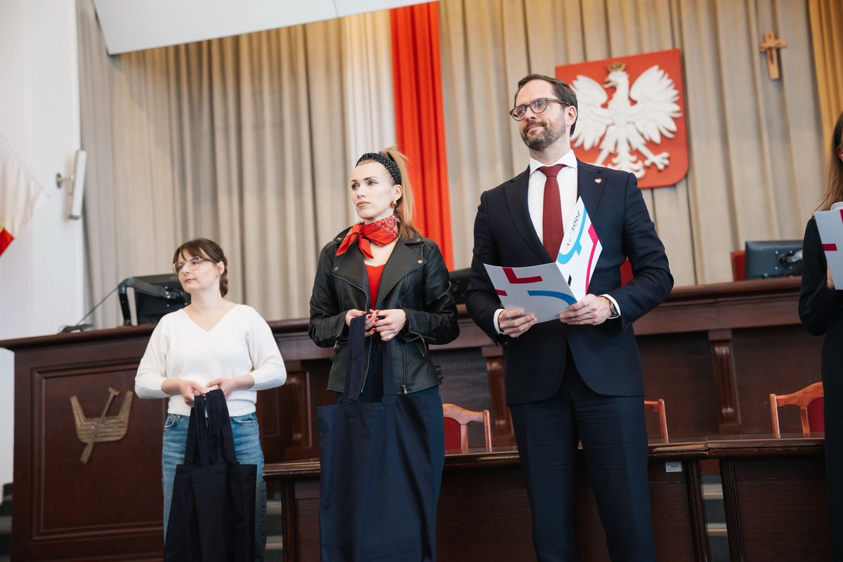 PawelBlizniuk's tweet image. Obalamy mit: cyberbezpieczeństwo nie ma wieku. Brawo dla kilkuset łódzkich seniorów za ukończenie szkolenia z cyberbezpieczeństwa! #cyberbezpieczenstwo #Lodz