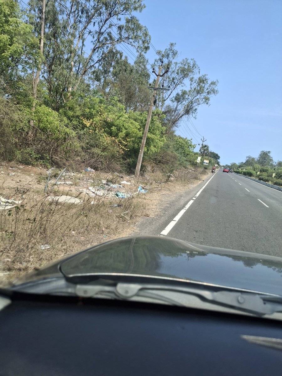 NithyaBalaji24's tweet photo. Both sides of the road between vandalur and kelambakkam is filled with thrash. Even the karanai reserved forest edges are dumped. Irony is that thrash is just below the wild animal crossing sign board. @Tnpcbofficial  @tnforestdept @CMOTamilnadu https://t.co/tDI3cSkZyd