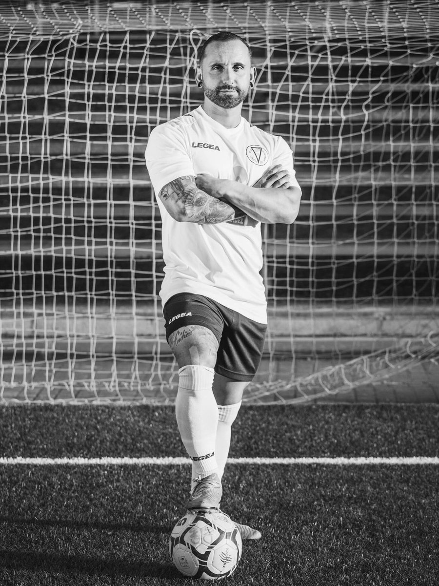 BoRjitacr8's tweet photo. Bendita locura,bendita pasión 🖤🚀⚽️

#todasal8 #formadevida #pasionporelfutbol⚽️ #unionaravaca⚫️⚪️⚫️ #familia🖤🖤 https://t.co/HAEZ8VdUOr