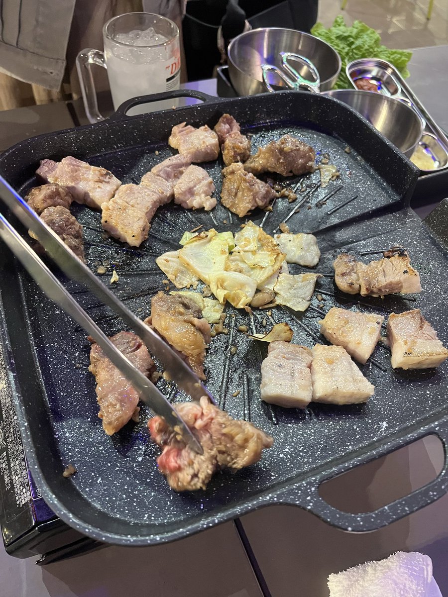 siraginu222's tweet photo. わたちゃんとビアガーデンでご飯行ってきた✌️
久々会えて嬉しいし楽しいしお肉もキムチも美味しすぎた😋💓 https://t.co/9mtFIrpcp6