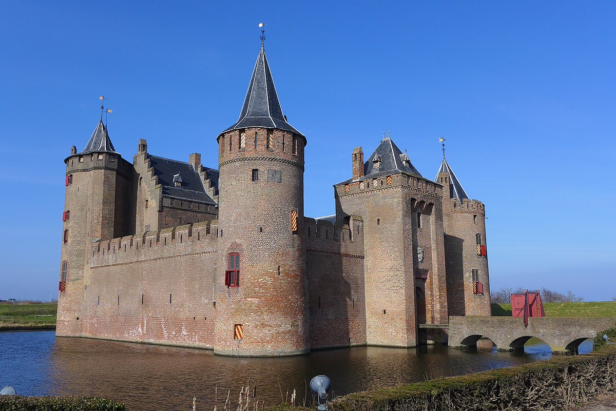 Educo_gratis's tweet image. El Muiderslot fue construido en un punto estratégico de #Holanda donde la desemocadura del río Vecht cruza la ruta entre Amsterdam y Utrech.

Residencia nobiliaria por siglos, fue rescatado de la demolición por el rey Guillermo I. Hoy es un museo que rememora su pasado medieval.