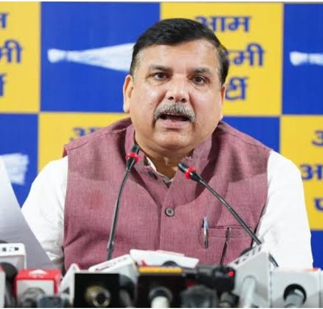 ये जाने वाले लोग पार्टी में जूनूनी और जमीनी कार्यकर्ताओं पर कारपोरेट कल्चर थोपकर <a href="/ArvindKejriwal/">Arvind Kejriwal</a> जी को गुमराह कर पार्टी को बहुत नुकसान किया है वाकई आज मन बहुत दुःखी है..इस संकट में मैं AAP के साथ हूँ 
<a href="/SanjayAzadSln/">Sanjay Singh AAP</a> भइया कुछ करिये पार्टी को बचाइए..
हम सबने बहुत त्याग किया है 🙏