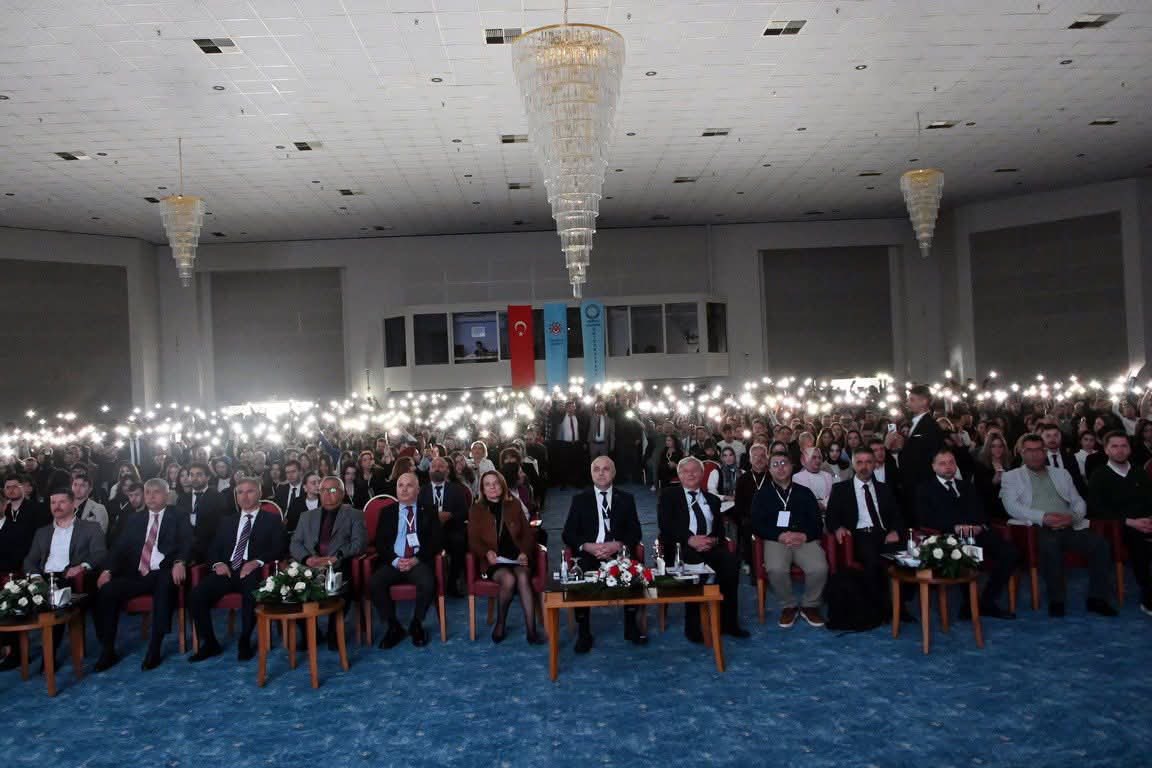 TmsKdzEregliSb's tweet photo. Sendikamız Türk Metal’in ev sahipliğinde düzenlenen, akademi ile sendikayı, öğrenci ile emekçiyi aynı çatı altında buluşturan 10. AKAD’EMEK Öğrenci Kurultayı, Genel Sekreterimiz Taliphan Kıymaz’ın güçlü ve ilham veren açılış konuşmasıyla coşkulu bir şekilde başladı. https://t.co/f8tgLj8mUo