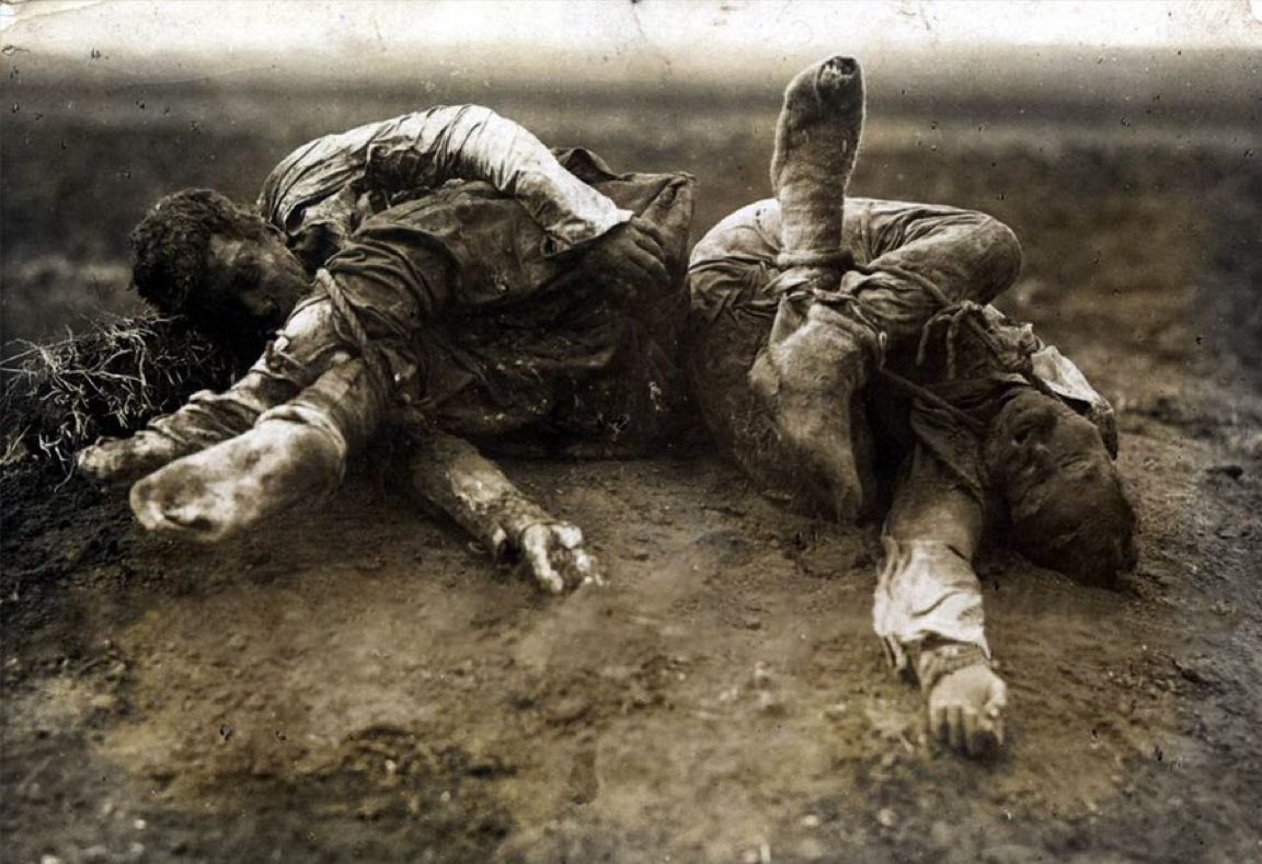 ruyaselcuk's tweet photo. Burasi Kars, 1918...

Ermeni çeteleri tarafından ayakları başlarına bağlanarak vahşice katledilen Türk köylüleri.

Ermeni çeteleri Doğu Anadolu’da 523 bin Türk’ü katletti. Dünyada kendi topraklarda soykırıma uğrayan başka da bir millet yoktur. Unutursak kanımız kurusun! #24nisan https://t.co/IYqLBQXdxf