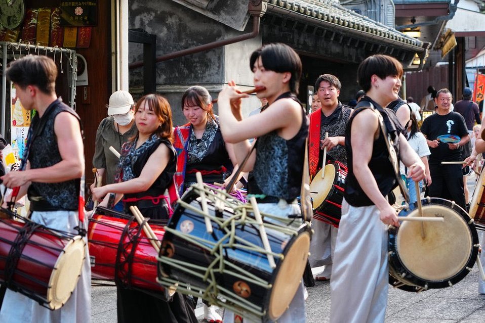 yutakaya11111's tweet photo. 成田太鼓祭り　
ラストはパレード‼︎

駅前から参道を演奏しながら新勝寺迄約1.5キロ

練り歩き演奏します‼︎
豊屋は勿論担ぎ桶😉

両側のお客様の応援に📣アドレナリン出まくり

本当成田は最高ダァ〜
又来年、出場枠勝ち取る為明日から練習です♪

又来年お会い出来るよう
頑張ります💪 https://t.co/JfuFM2P00O