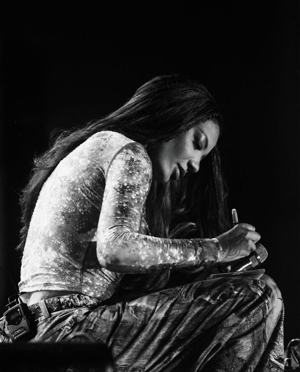Hoje é o dia da minha cantora favorita no mundo, não te vejo só como uma cantora incrível, te vejo também como uma pessoa incrível. Obrigada por tudo que você faz e nem imagina. Feliz vida <a href="/Ludmilla/">LUDMILLA</a> 💖