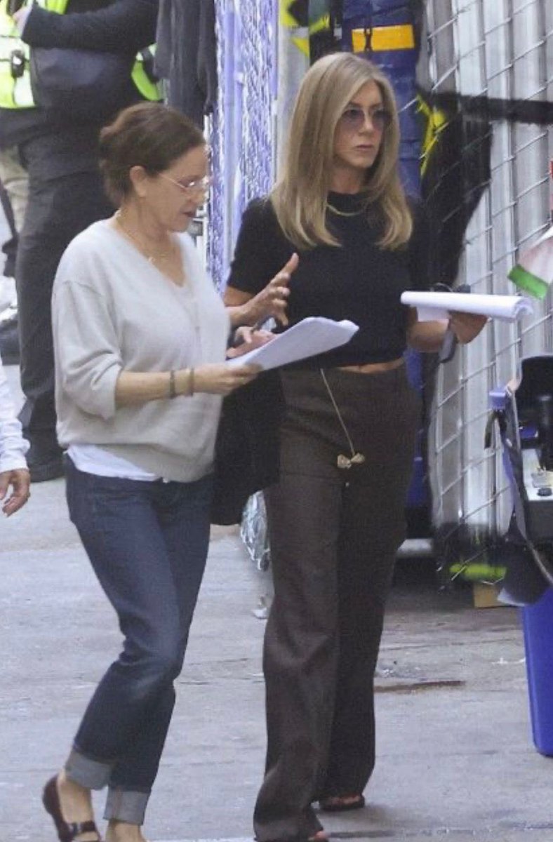 CarolAniston tweet media