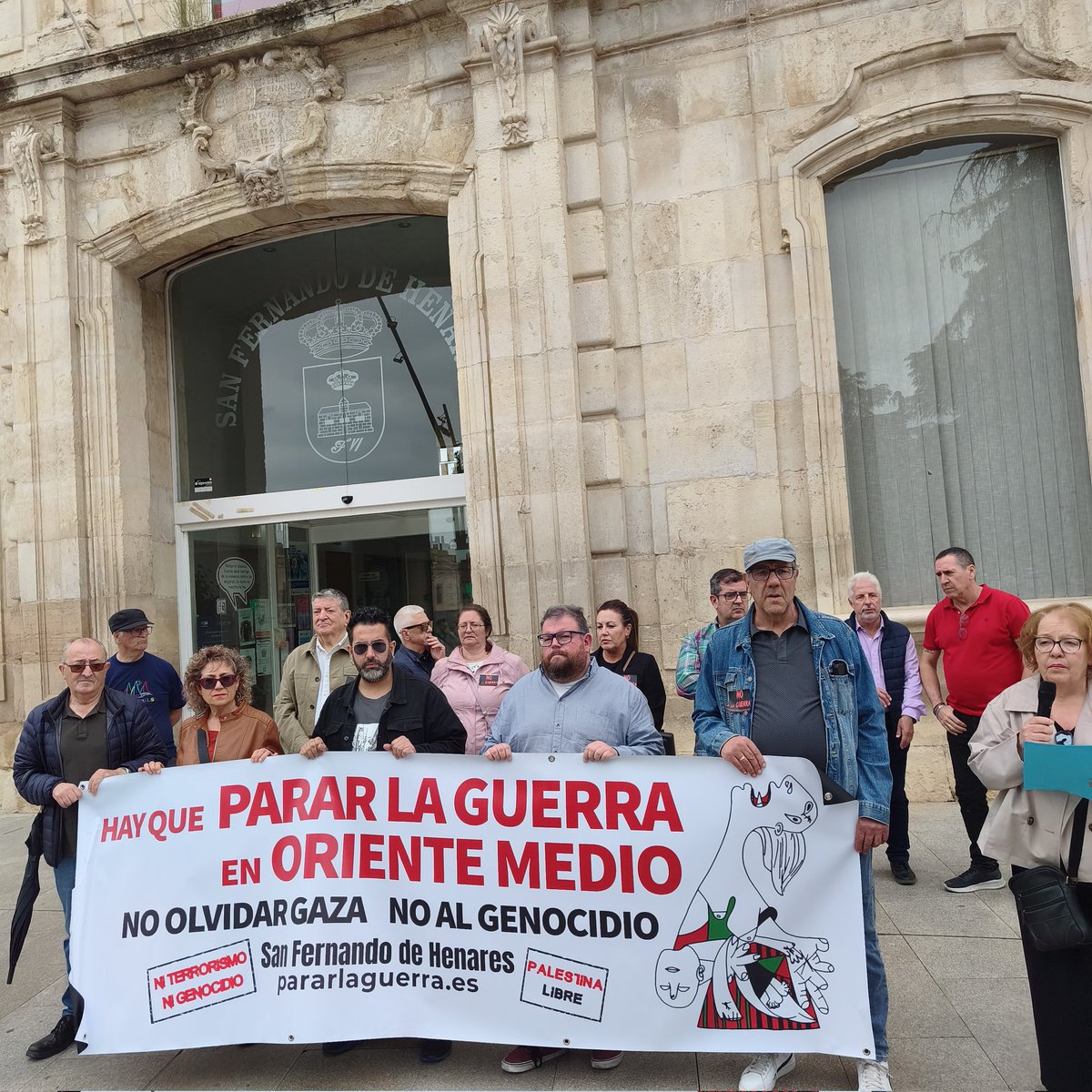 UgtEsteMadrid's tweet image. de Henares en el acto “No a la guerra”. No podemos callar ante el dolor y la violencia. Exigimos paz y respeto a los derechos humanos.
#UGTEsteMadrid
#NoALaGuerra #Paz #UGTMadrid