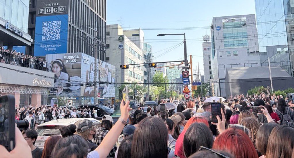 No, Hwangers don’t need to count the bodyguard as fans or part of the crow 🤣

It was full of fans filming Hyunjin and the Guess store from every side, literally the Korean prince 🙂‍↕️