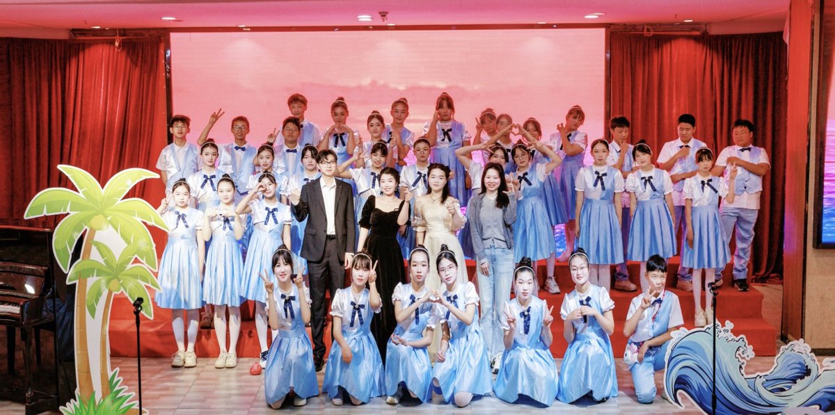 vittorica1215's tweet image. After yesterday’s performance, it was my first time joining a choir as a teacher with my students.
Grateful for the opportunity—truly rewarding ✨ #ChoirPerformance #MusicTeacher #ProudMoment #TeacherLife #MusicEducation #Growth #StageMoment #Inspiration