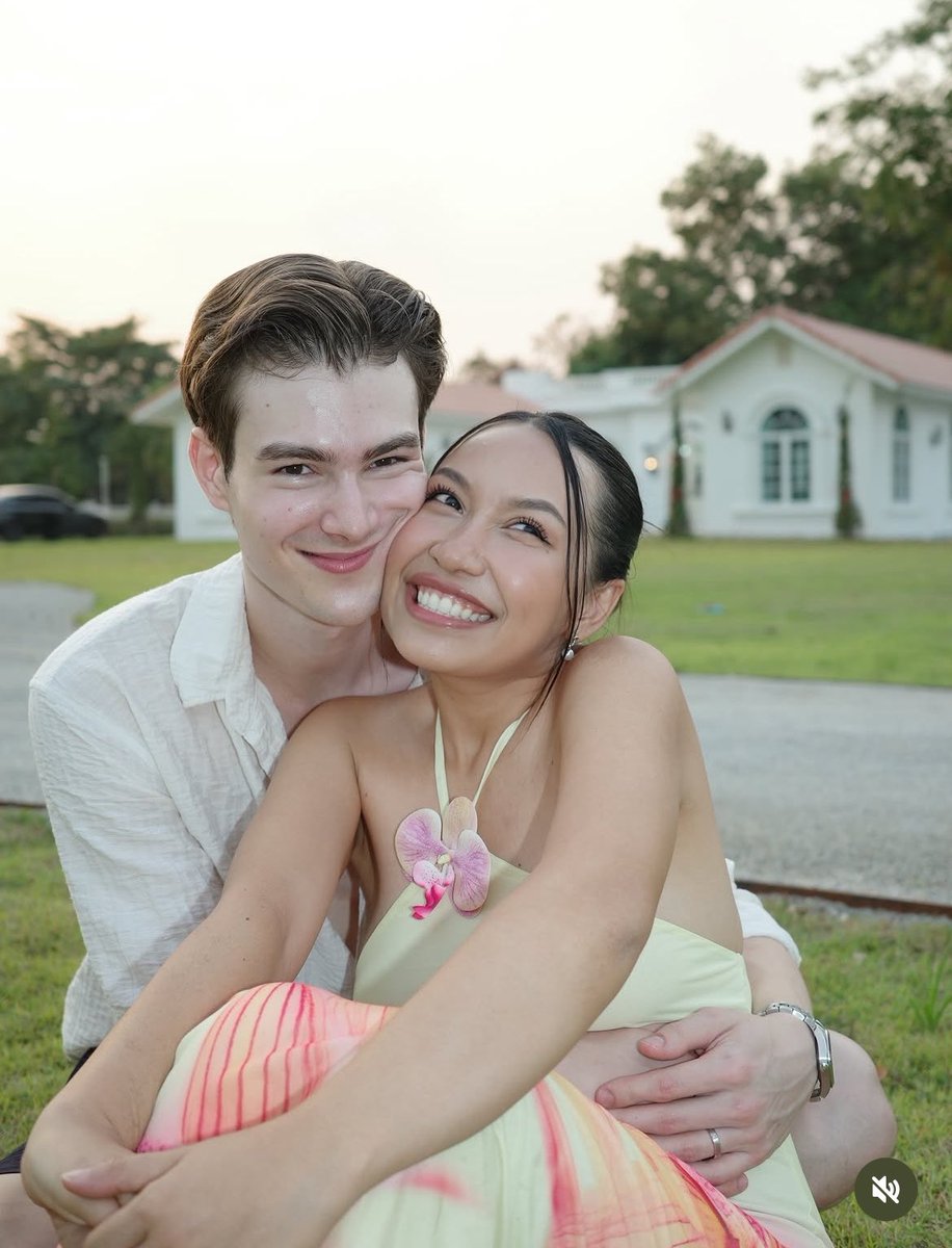 Lucky_noda's tweet image. 푸군(Pugun)과 루슬란(Ruslan)의 러브스토리💕

- 두 사람의 인연은 ‘한국’에서 시작됨. 루슬란은 우즈베키스탄 출신으로 한국에서 모델 활동을 하며 거주 중이었고, 태국 출신 푸군 역시 한국에 머물고 있었음.

- 서로 데이팅 앱을 통해 처음 알게 되어 대화를 나누기 시작했으며, 루슬란이 푸군의