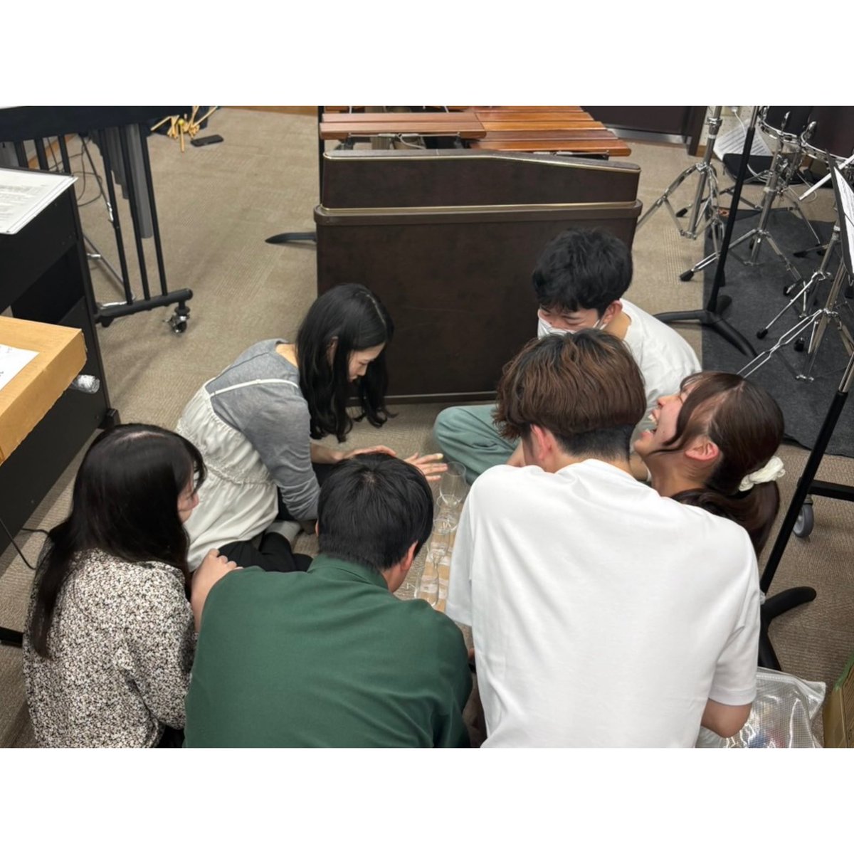 SPEC_0524_perc's tweet photo. 「打楽器のための新・作編曲演奏会」

4/19は、「Consistent Improvisation」でした✨️
初回でありながら、なんとか最後までやり通しました🔥
写真にもある通り、この曲はワイングラスが登場します。一体何をしているのでしょうか…？
答え合わせは会場で！
皆さまのお越しをお待ちしております！ https://t.co/PflzXQbXOi
