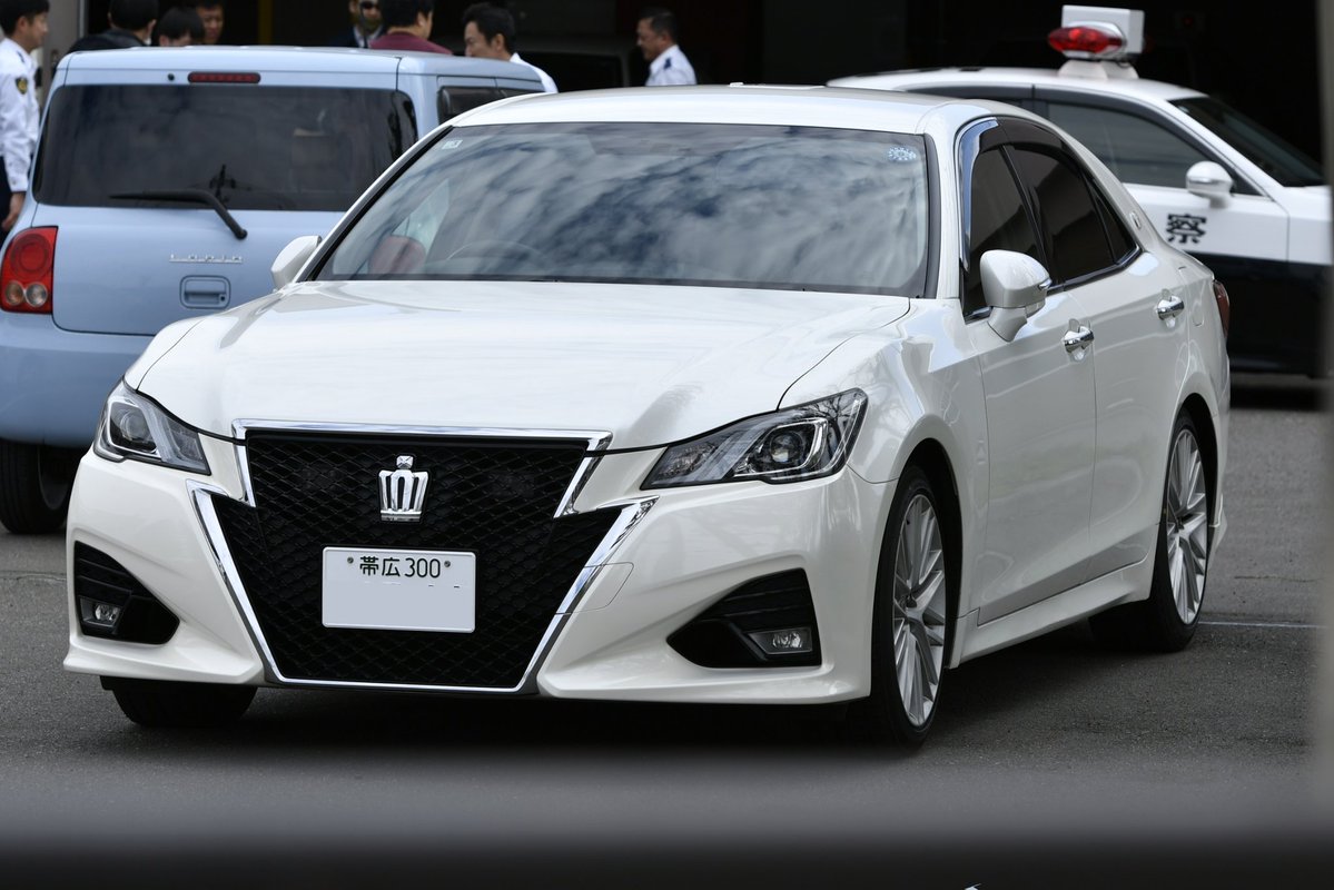 今日北海道警　十勝機動警察隊で行われた講習会
第1〜第4中隊の各隊員が参加、十勝605を教材にタイヤ交換や工具の使い方、エンジンや車両各部の説明を行っていました。
第1・第2中隊（機捜・自ら）の隊員は普段扱わない車種のため新鮮だったでしょうね。
4枚目は第4中隊　210系覆面。