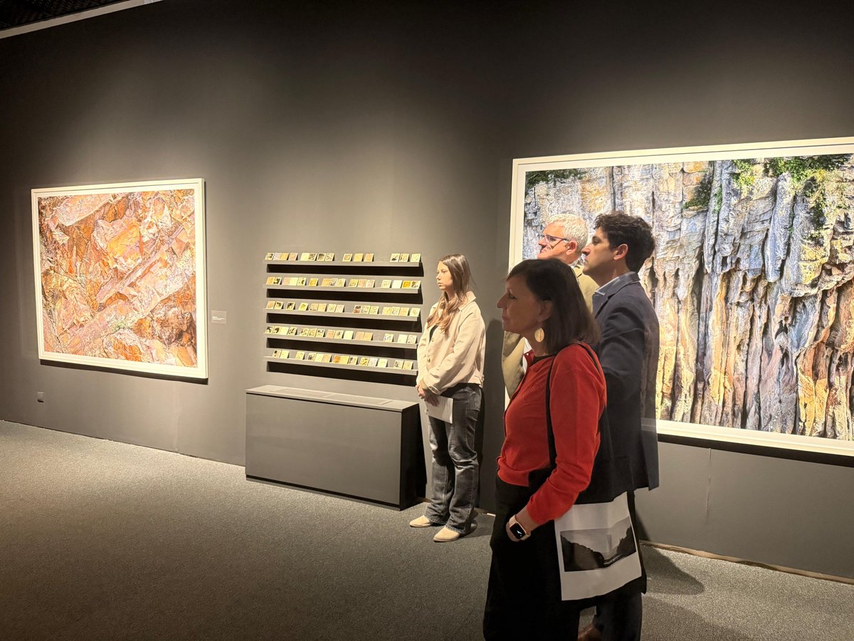 DelegGobRIO's tweet photo. El @culturagob presenta la exposición ‘Orogenias: el origen del territorio’ en la Escuela de Patrimonio Histórico de Nájera.

La muestra aborda el papel del río Najerilla en la construcción del territorio y en la relación entre el ser humano y su entorno.

https://t.co/UHSDu3I4wZ https://t.co/d3oTb3lzgS