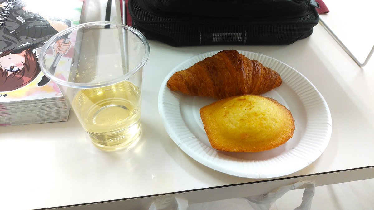 探してみると、ビールに比べたらワインの写真ってないものですね…。
1枚目はイタリアいざかやのアンティパストと赤、2枚目はホテルの朝食…ではなく、某同人誌即売会で開場前にふるまわれていた軽食と白 